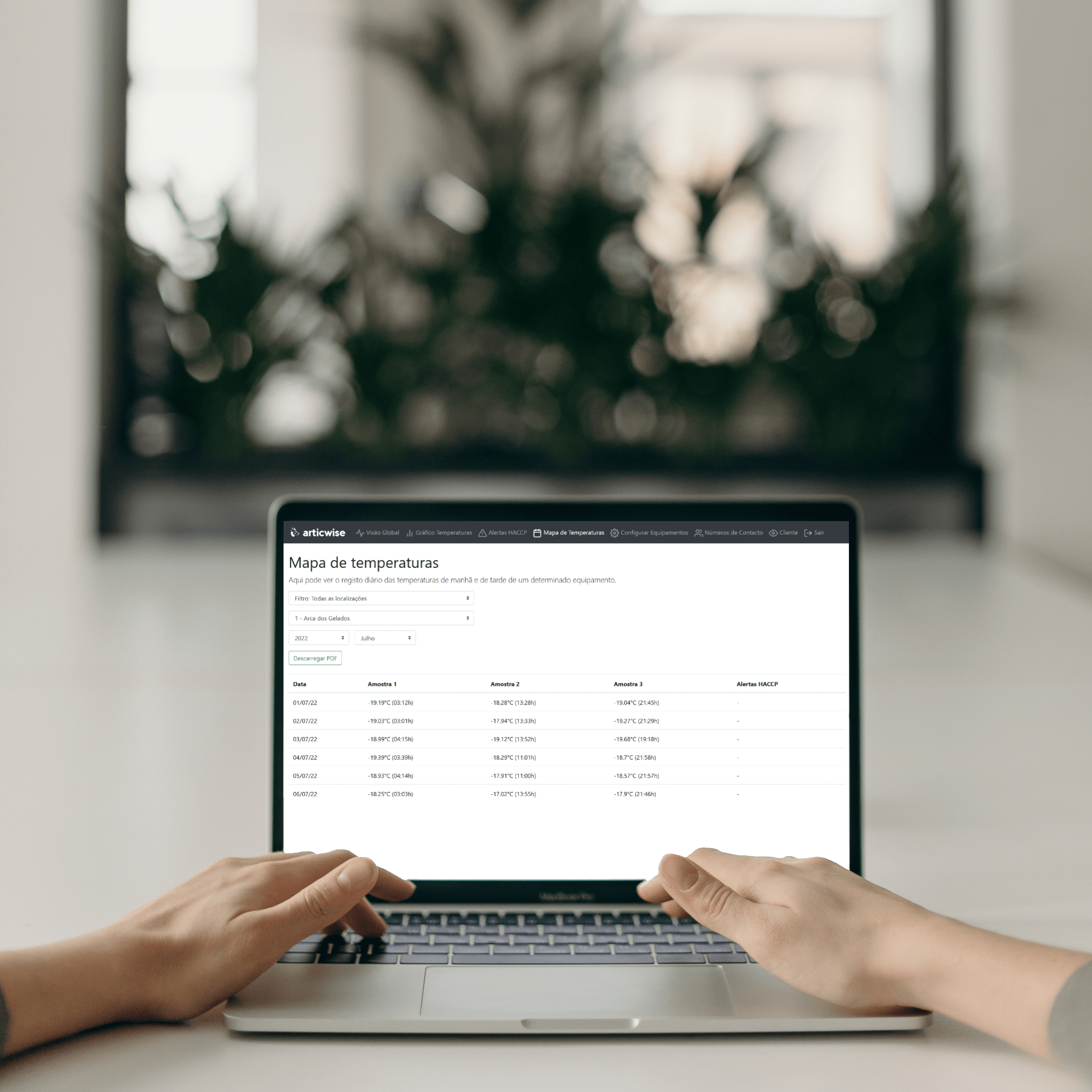 Computador com relatório de temperaturas